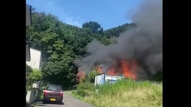 激しく吹き上げる炎…2階建て住宅がほぼ全焼　家の中から性別不明の遺体みつかる　住人の81歳女性か　身元の確認急ぐ　北海道室蘭市