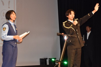 寺田心さんが一日警察署長に　電動キックスケーターの乗り方を実演