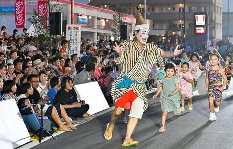 チョンダラーが子どもたち誘い一緒に踊る　勇壮な演舞、5万人魅了　うるま市エイサーまつり、9月1日まで