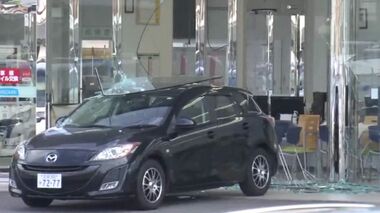 従業員運転の車「中古車販売店」の窓ガラス突き破る　女性客がケガ　「WECARSびわ湖守山店」