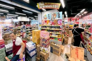 中国経済、消費縮み「価格破壊」　激安店に殺到、高級酒も下落