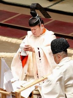 最後の本場所「土俵に魂埋める」　木村庄之助、千秋楽に定年