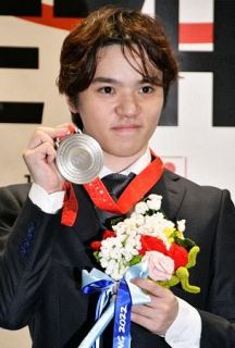 宇野昌磨さん、団体銀メダル手に　北京五輪、スケート人生誇らしい