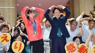 卓球・早田選手「応援のおかげ」　北九州市長に五輪メダル報告