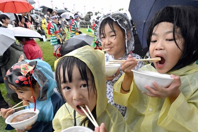 直径6.5メートルの巨大鍋で芋煮3万食　山形で秋の風物詩