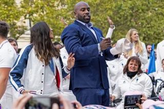 フランスでリネールらパレード　パリ五輪、パラリンピック代表