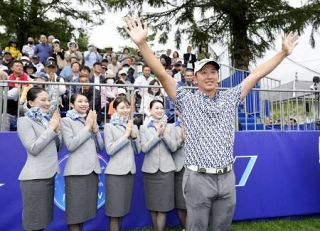 男子ゴルフ、岩崎が逆転で２勝目　ＡＮＡオープン最終日