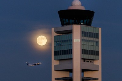 中秋の名月、空の安全見守る　福岡空港の新管制塔　優しく照らす