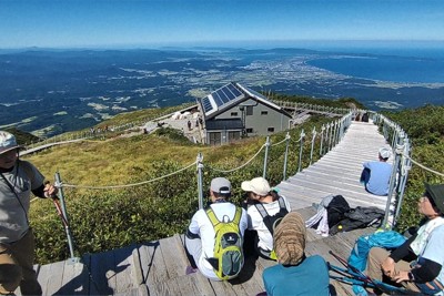 厳しい残暑、山頂で涼を　鳥取・大山、登山者でにぎわう