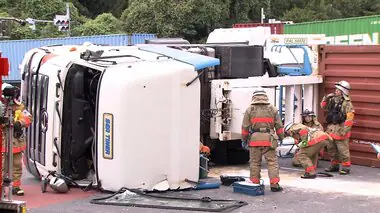 大型トレーラーが横転　1人けが　運転手男性は搬送も打撲で軽傷　東京・大田区の大井埠頭近く