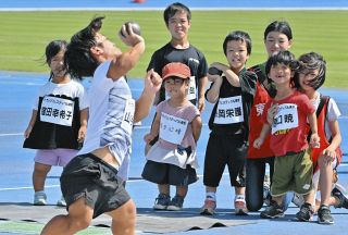 小さな体で砲丸を高く遠く、大空へ　低身長者たちが陸上大会でエキシビション　「結果より楽しむ姿を見て」