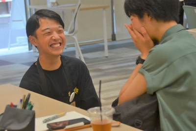 「注文に時間がかかるカフェ」愛媛で初開催　吃音の若者3人が挑戦