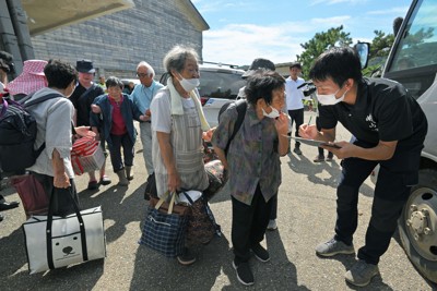 能登豪雨　輪島の孤立地区から集団避難始まる　小学校や親族宅へ