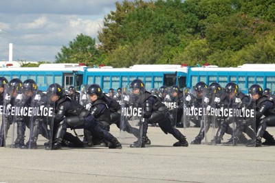 警視庁機動隊、新隊員520人の訓練公開　2週間の成果を披露