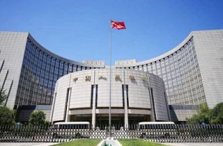 中国人民銀行が金利引き下げ　預金準備率も、景気を刺激