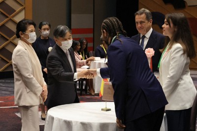 天皇、皇后両陛下が国際青年交流会議を見学　「とてもよい議論」