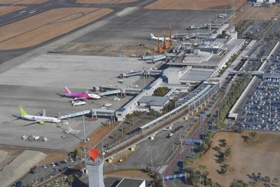 宮崎空港で滑走路閉鎖　誘導路が陥没、複数便が欠航　けが人なし