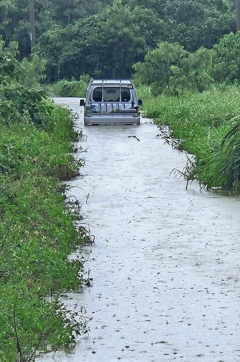 川が氾濫、軽トラ立ち往生　与那国町付近で大雨 1時間100ミリ　沖縄本島地方と先島諸島 きょうも大気不安定