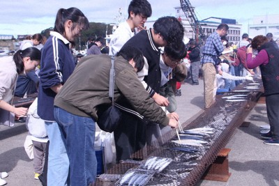 200円でサンマ食べ放題　水揚げ量日本一の根室で「さんま祭り」