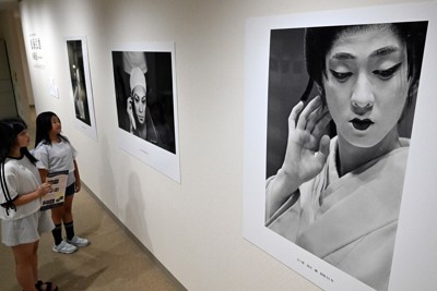 土門拳賞の写真家・鬼海弘雄さん、故郷の山形で回顧展　初公開作品も