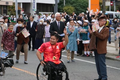 車いすラグビー「金」橋本勝也選手、地元・福島でパレード　連覇誓う