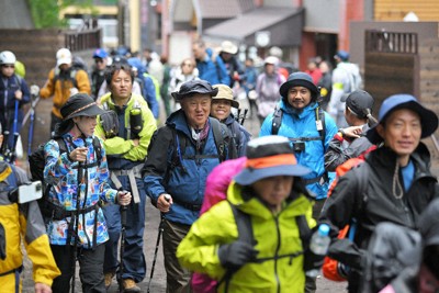 富士山「吉田ルート」　通行料値上げを検討　安全対策の県負担を軽減