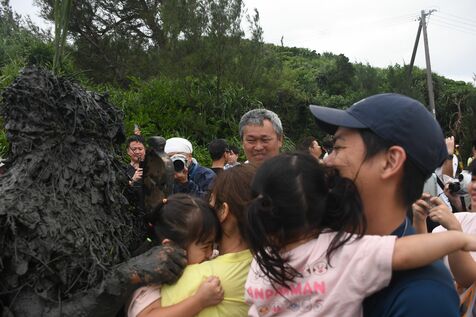 泥を住民や建物にペタペタ　来訪神パーントゥ、沖縄・宮古島に出現