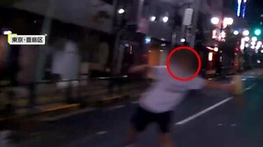 【衝撃】「めちゃくちゃ笑っていた」“通せんぼ男”が車道の真ん中で両手広げ…ピースサインで挑発　東京・豊島区