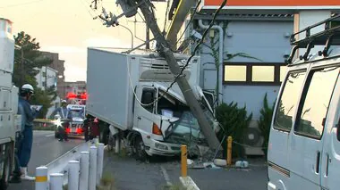 「車が電柱にぶつかっている」と通報　トラックが電柱に突っ込み運転手の男性が軽傷　横浜市青葉区