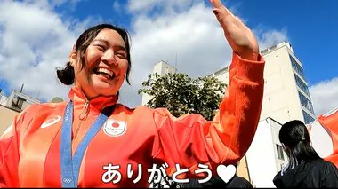 パリ五輪金メダリストの北口榛花選手が子供に“投げ”伝授　プロ野球CS始球式に地元・北海道旭川市でパレードも