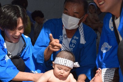 「一生懸命泣いて」声援も　和歌山で「泣き相撲」　子の成長願い