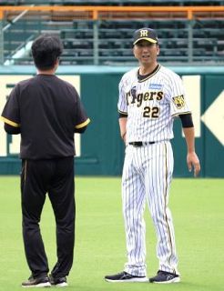 藤川球児新監督「２２」で指導　阪神、秋季練習開始