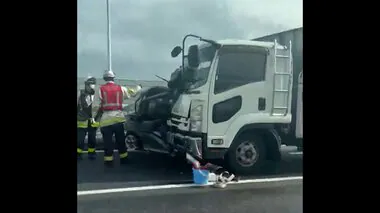 横浜ベイブリッジで故障により止まっていた軽自動車にトラックが追突　2人がけがも命に別条なし