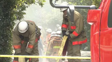 たき火の火が燃え移り…倉庫から出火し3棟焼ける火事で1人がケガ　東京・小平市