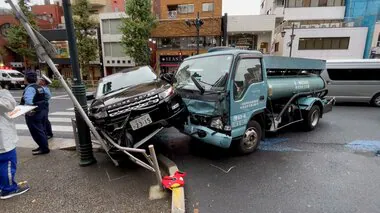 東大の赤門前でレンジローバーとトラックが激しい衝突事故…運転手の男性2人が軽いケガ　東京・文京区