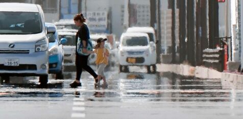 「逃げ水」が現れるほど暑い沖縄　南大東村で31.8度　11月の観測史上最高に