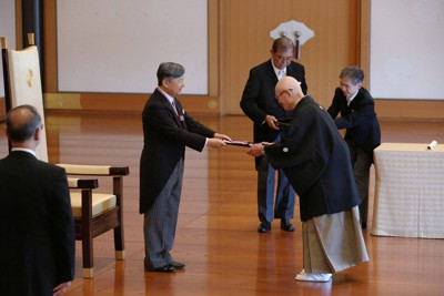 皇居で文化勲章授与式　ちばてつやさん、中西準子さんら7人に