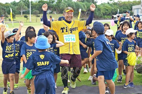 「島の子たちに勇気を与えたい」　教頭先生が出身の伊是名島でトライアスロン挑戦　児童に手を引かれてゴールし涙