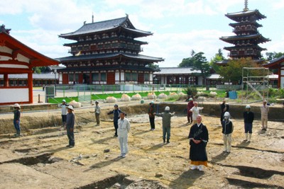 失われた薬師寺の回廊　柱穴、良好な状態で発見　全貌明らかに　奈良