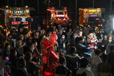 きらびやかなデコトラ囲み盆踊り　秋の夜空彩り多世代交流　東京