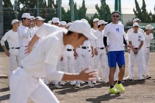 イチローさん、大阪で強烈エール　大冠高野球部指導「２強に挑め」