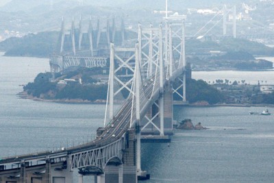 瀬戸大橋で快速が朝から立ち往生　架線断線　別の列車で乗客救出検討