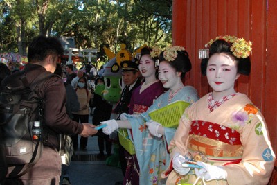 火事に気ぃつけて　舞妓が注意喚起　観光客ら多い神社で　京都