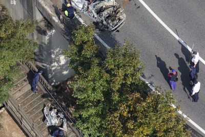 ダンプカーと乗用車が衝突し橋から落下　2人死亡、2人搬送　広島