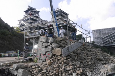 熊本城、進む石垣の復旧作業　子どもらからのメッセージ付きの石も