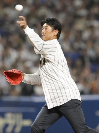 前回Ｖの稲葉監督が始球式　観客から大きな拍手