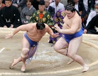 大の里２敗、若隆景に再び屈す　豊昇龍６連勝、琴桜１敗守る