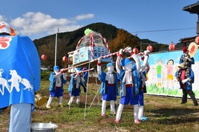 「ほっこり」ユニークなかかし勢ぞろい　笑顔絶やさぬ村の工夫　佐賀