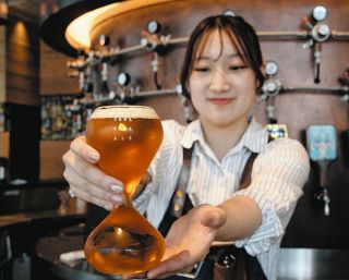 ゆっくりと飲むしかないビアグラスに「微アル」に…飲料各社が「適正飲酒」目指してアイデア勝負