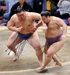 九州場所８日目、３大関が白星　大の里は６勝目、１敗に４人